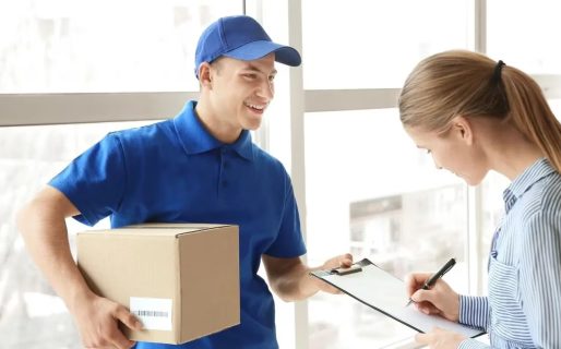 El Gobierno analiza ampliar los límites para hacer compras en el exterior a través del “puerta a puerta”