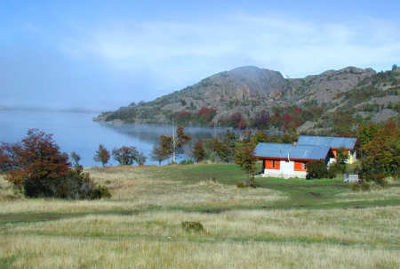 Buscan a un joven que desapareció en un lago de Río Pico