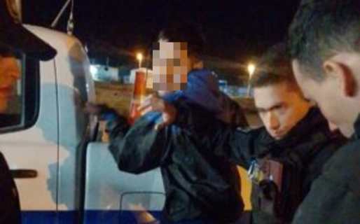 Un hombre quedó detenido por robar un perfume de un auto