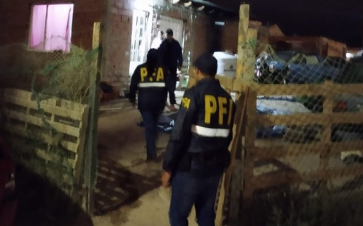 Operativos nocturnos de la PFA desbaraton dos “kioscos” narcos
