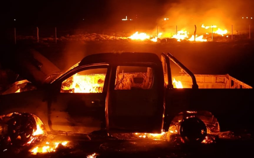 Incendio de vehículo en Rada Tilly: Acción rápida de bomberos y asistencia médica evitaron tragedia