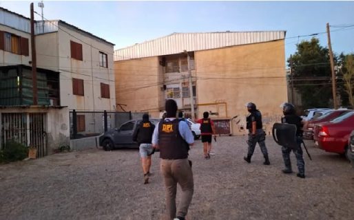 Allanaron dos departamentos y secuestraron un arma de fuego