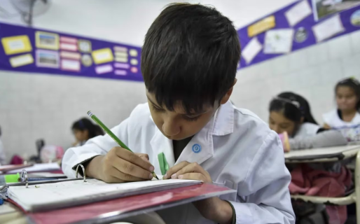 Escuelas bajo la lupa: un informe alerta por la desigualdad en las horas de clases en la Argentina