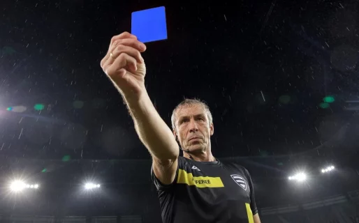 La tarjeta azul, a punto de desembarcar en el fútbol: cuál es su función y cuándo quedaría oficializada