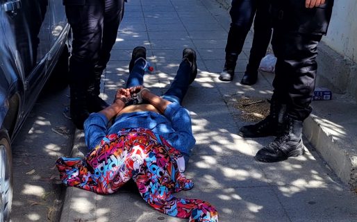 Lo atraparon cuando intentaba robar la batería de un auto