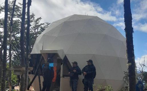 Usurparon un terreno y construyeron domos para el alquiler turístico
