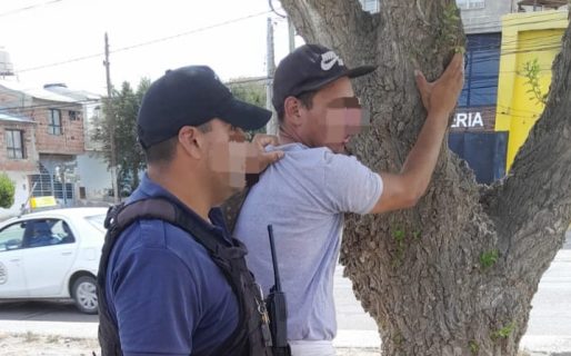 Robó juegos de cartas de un local y lo atraparon