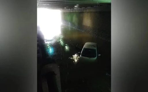 Murió ahogado: quiso pasar por un paso bajo nivel inundado, se le quedó el auto y quedó atrapado