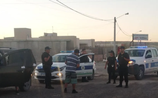 Iban en un auto con un bebé, amenazaron a una persona con un arma de fuego y los atraparon