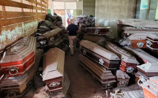 Hallaron más de 500 ataúdes y 200 bolsas con restos humanos en depósitos de un cementerio