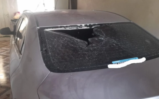 Se metió a la casa de su ex pareja, intentó apuñalarla y le destrozó el auto