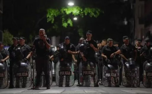 La policía motorizada dispara balas de goma frente al Congreso en medio de la protesta piquetera