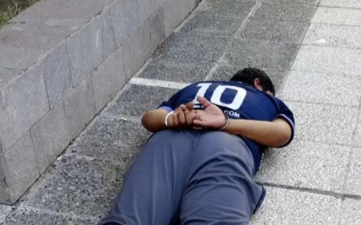 Intentó llevarse ocho bolsos de un local y terminó detenido