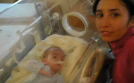 Adoptó un bebé que estaba en terapia intensiva para que tuviera una mamá en el último segundo y sucedió un milagro