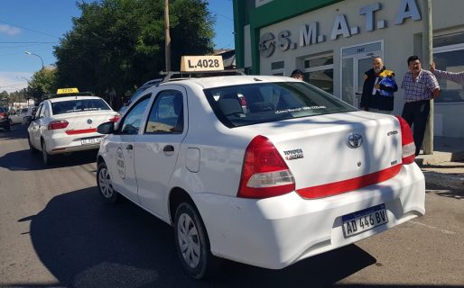 Taxistas presentan un proyecto de ordenanza para prohibir Uber en la ciudad