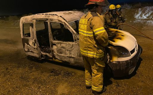 Vehículo se incendia en Puerto Madryn: Ocupantes logran salir ilesos