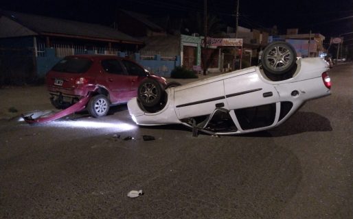 Conductor ebrio volcó por completo luego de impactar contra vehículo estacionado