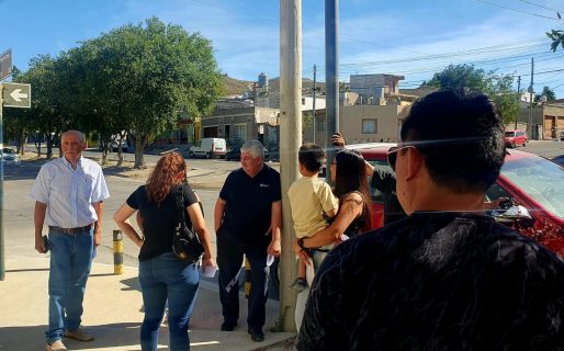 Vecinos denuncian que fueron estafados por una carpintería y exigen respuestas