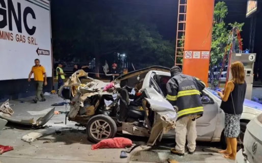 Una mujer cargaba gas en una estación de servicio, su auto explotó y causó una lluvia de cocaína