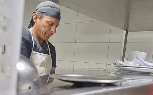 En situación de calle, fue a pedir agua a un bar y le dieron trabajo