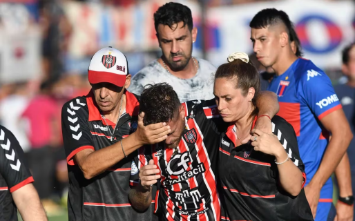 El parte médico del futbolista de Chacarita agredido de un botellazo y la angustiante palabra del DT: “Fue papá ayer, ¿qué le digo a la señora?”