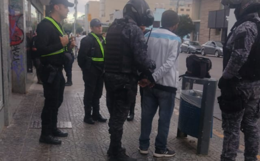 Empleado de un kiosco amenazó de muerte a sus compañeros para que entregaran la recaudación