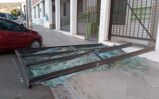 El viento destrozó un ventanal del edificio de Telefónica