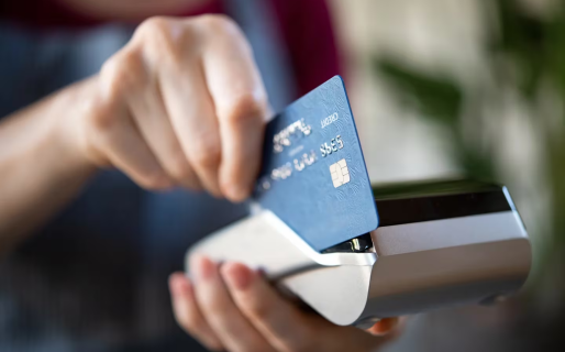 Avanza el plan para que se pueda pagar en dólares o pesos con la tarjeta de débito