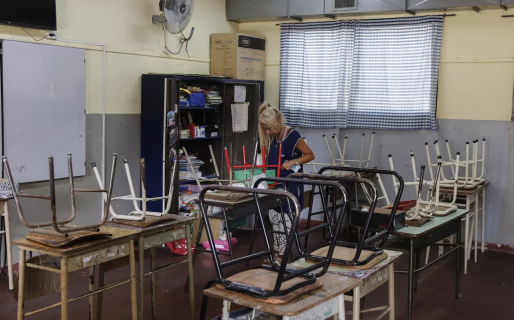 “Si pago la cuota, no comemos”: aumenta la morosidad, se reduce la ayuda estatal y muchos colegios parroquiales del país entran en crisis
