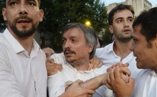 Piqueteros insultaron y agredieron a varios legisladores a la salida de la Cámara de Diputados