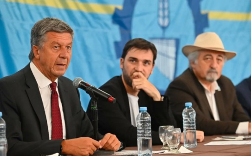 “El Ministro miente descaradamente”. Menna mostró papeles de la deuda y denunciará al Gobierno de Milei este lunes