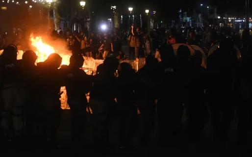 Hay más de 30 detenidos por los incidentes afuera del Congreso de la Nación