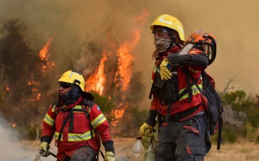 Continúa el operativo para controlar el incendio en Los Alerces