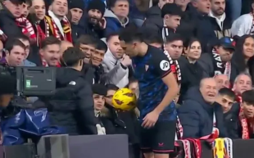 Un hincha le metió un dedo en la cola a Lucas Ocampos en pleno partido