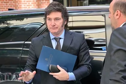 Viaje en suspenso, acto por Malvinas y monitoreo de las negociaciones en Rosada: el fin de semana de Milei