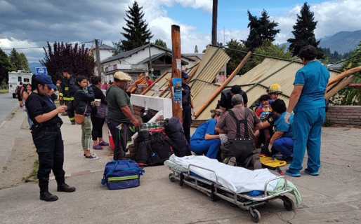 El fuerte viento derribó una garita de colectivos y una persona debió ser hospitalizada