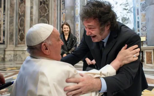 Javier Milei y el papa Francisco se saludaron con un fuerte abrazo durante la misa de canonización de Mama Antula