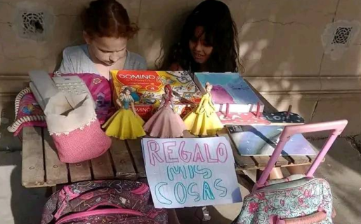 Dos niñas pusieron un puesto para regalar los útiles y juguetes que ya no usan