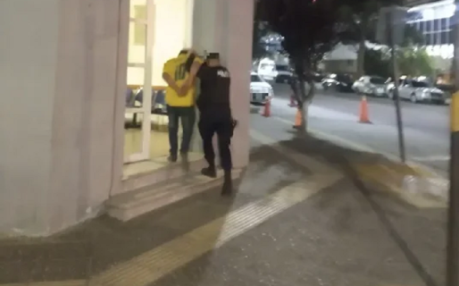 Intentó robar elementos de un vehículo en pleno centro pero fue sorprendido por la policía