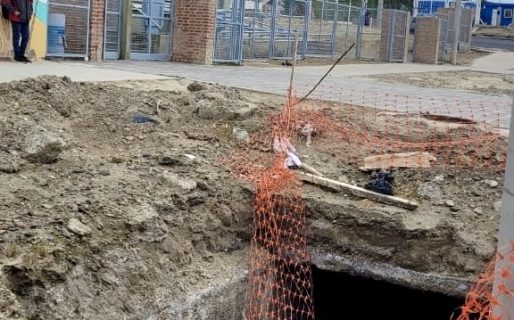 Advierten por pozos peligrosos a metros de una Escuela en km. 3