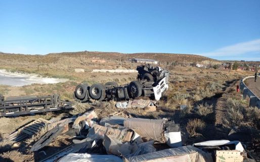 Perdió el control del camión, volcó y está en terapia intensiva