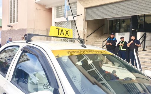 Taxistas: “Vemos policías y trabajadores municipales trabajando de Uber”