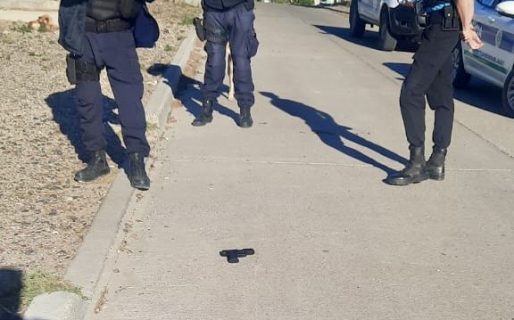 Encuentran dos armas de fuego en una calle de km. 8