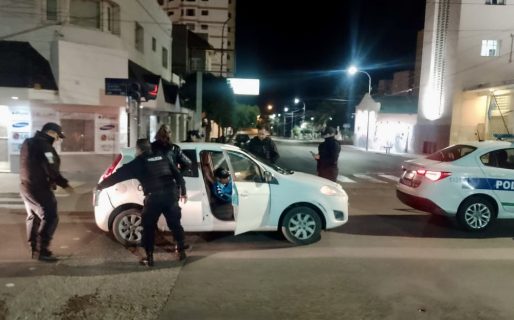 Manejaba borracho, se quedó dormido en el semáforo y terminó detenido