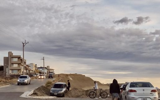 Un automóvil intentó pasar el Camino ARA San Juan pese a estar clausurado