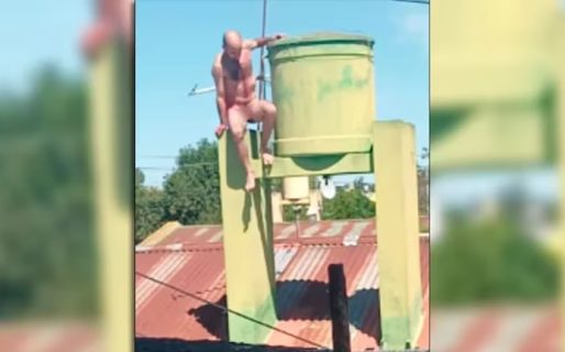 Un hombre intentó entrar desnudo en un tanque de agua y fue detenido