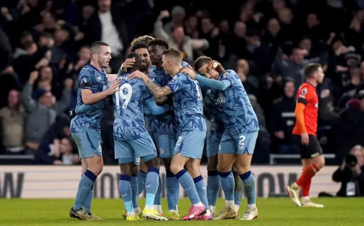 El Aston Villa del Dibu Martínez ganó un partido clave sobre la hora y sueña con hacer historia en la Premier League