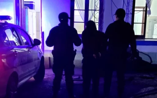 Detienen a una persona tras llevarse mercadería que estaba en la basura de un supermercado