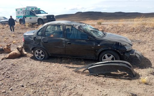 Se le rompió una cubierta en la ruta y volcó