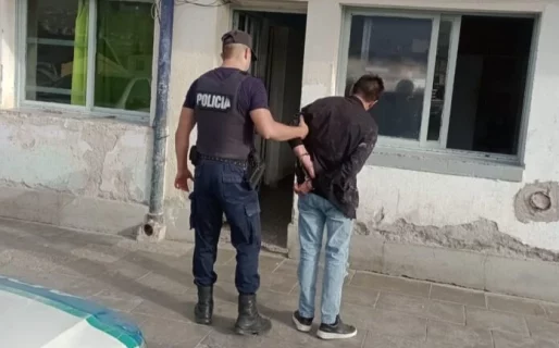 Lo pararon en un control y tenía pedido de captura vigente